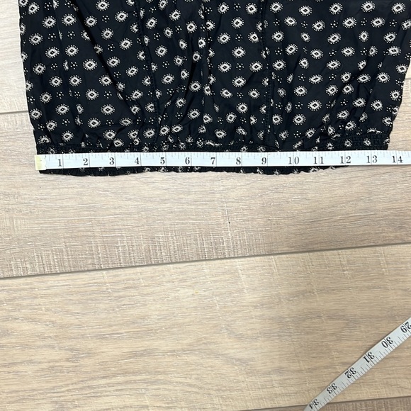 Forever 21 Sleeveless Blouse Gold Button and Lace Detailing Black & Cream SZ S - Picture 12 of 12